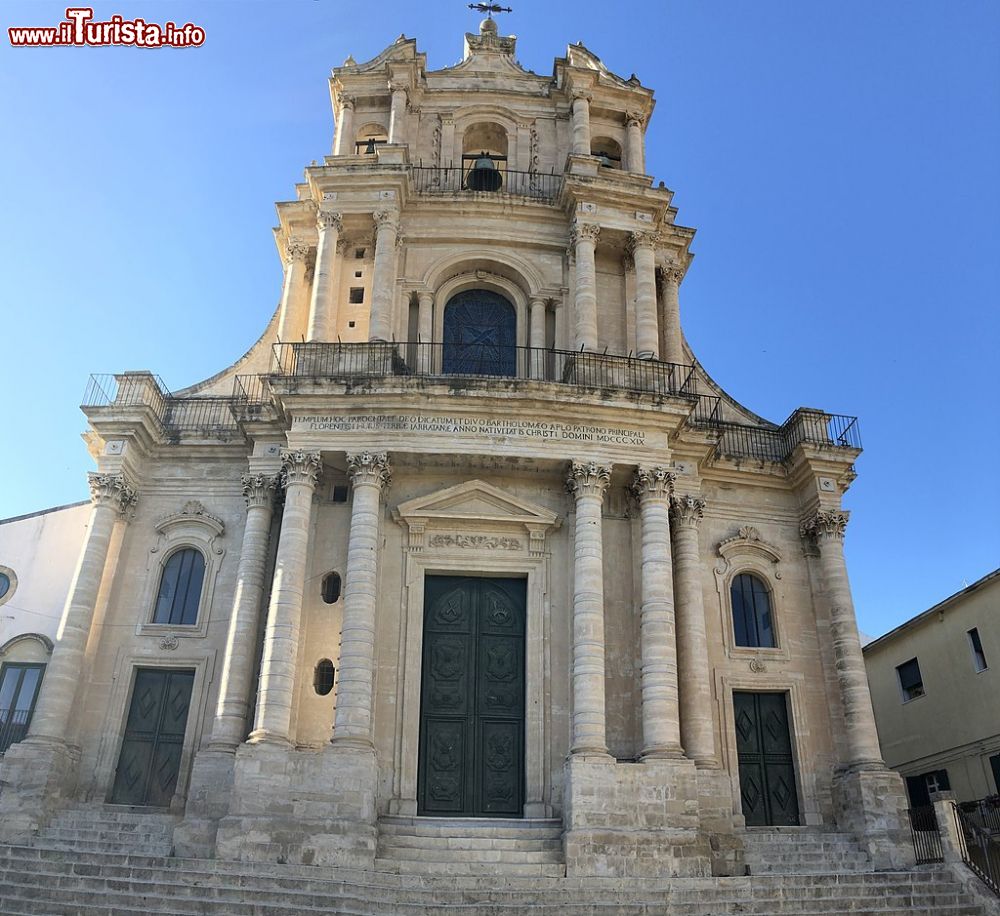 Immagine La chiesa di San Bartolomeo in centro a Giarratana in Sicilia  - © Davide Mauro, CC BY-SA 4.0, Wikipedia