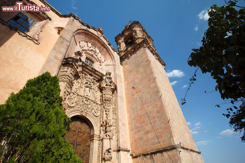 Immagine La chiesa di San Cayetano di La Valenciana a Guanajuato, Messico. Eretta fra il 1775 e il 1788 su richiesta del conte di Rul, proprietario dell'omonima miniera, questa chiesa, considerata la più bella della regione, rappresenta la ricchezza della città. La facciata principale e quella laterale in pietra rosa presentano delle belle decorazioni mentre all'interno si trovano tre pale d'altare con foglie d'oro.