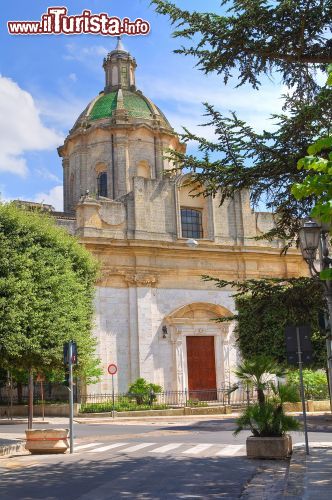 Immagine La chiesa di San Domenico a Altamura, Puglia. Costruita fra il Cinquecento e il Settecento dai monaci dell'ordine dei domenicani, è un bell'esempio di barocco pugliese. Si distingue per la cupola decorata con piastre in maiolica - © Mi.Ti. / Shutterstock.com