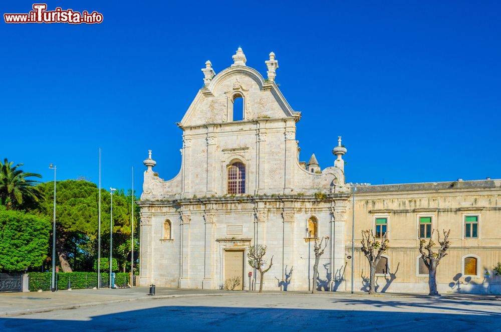 Immagine La chiesa di San Domenico a Trani, Puglia. Questo edificio sacro in stile barocco è noto soprattutto per l'iconica vela con finestra sul cielo che caratterizza la sua facciata.