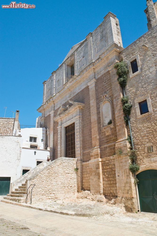 Immagine La chiesa di San Domenico nel borgo di Ceglie Messapica, Puglia. Edificata fra il 1534 e il 1570, la chiesa è annessa a un ex convento monacale dell'ordine domenicano.