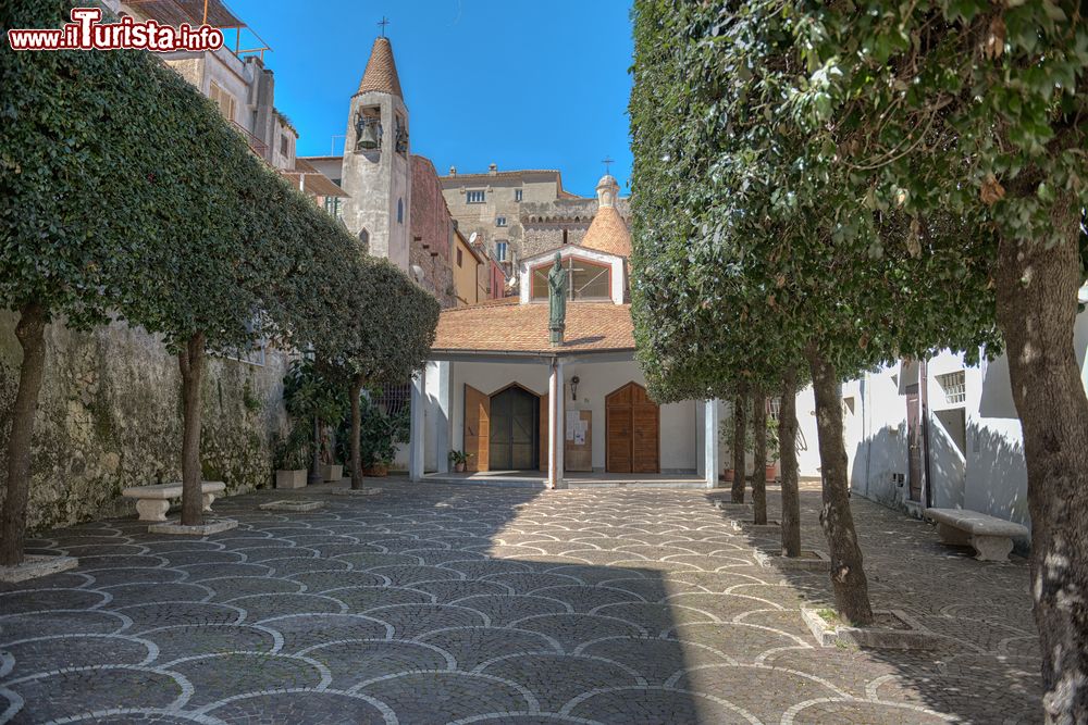 Immagine La chiesa di San Felice Martire a San Felice Circeo, Lazio. Situata nel centro storico del paese, questa chiesa accoglie le reliquie di San Felice Martire patrono del Circeo. Venne edificata attorno agli anni sessanta del 1900 sulla base del vecchio edificio religioso ormai demolito.