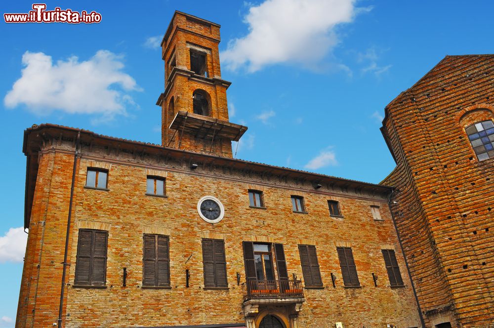 Immagine La chiesa di San Francesco a Mondavio, provincia di Pesaro-Urbino (Marche). Con un'architettura semplice sia all'interno che all'esterno, presenta tracce di barocco. La facciata è in cotto rustico rosso.