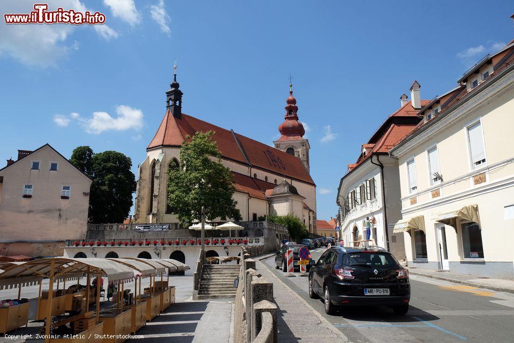 Immagine La chiesa di San Giorgio a Ptuj, Slovenia. Edificata nel XV° secolo in stile gotico, questa cattedrale ha acquisito nel corso del XVIII° secolo una cappella barocca. - © Zvonimir Atletic / Shutterstock.com