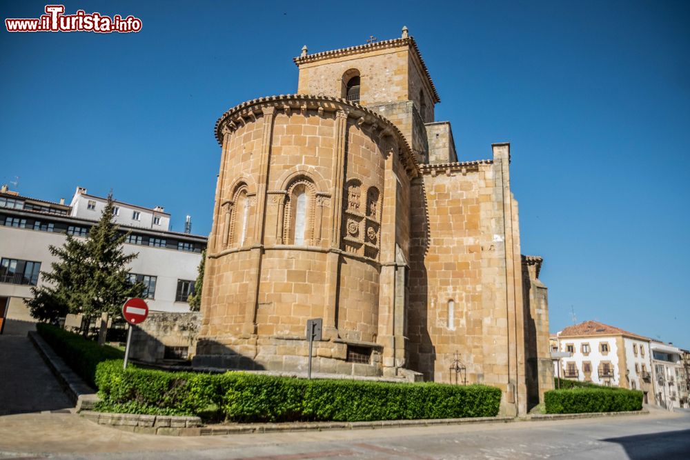 Immagine La chiesa di San Giovanni a Soria, Spagna. Siamo nella comunità autonoma di Castiglia e Leon, alla destra del fiume Duero.