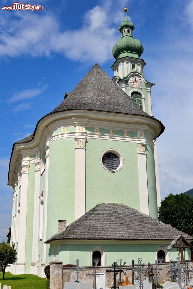 Immagine La chiesa di San Giovanni Battista a Dobbiaco, Trentino Alto Adige. Il principale luogo di culto del villaggio è dipinto nella tonalità del verde pastello.