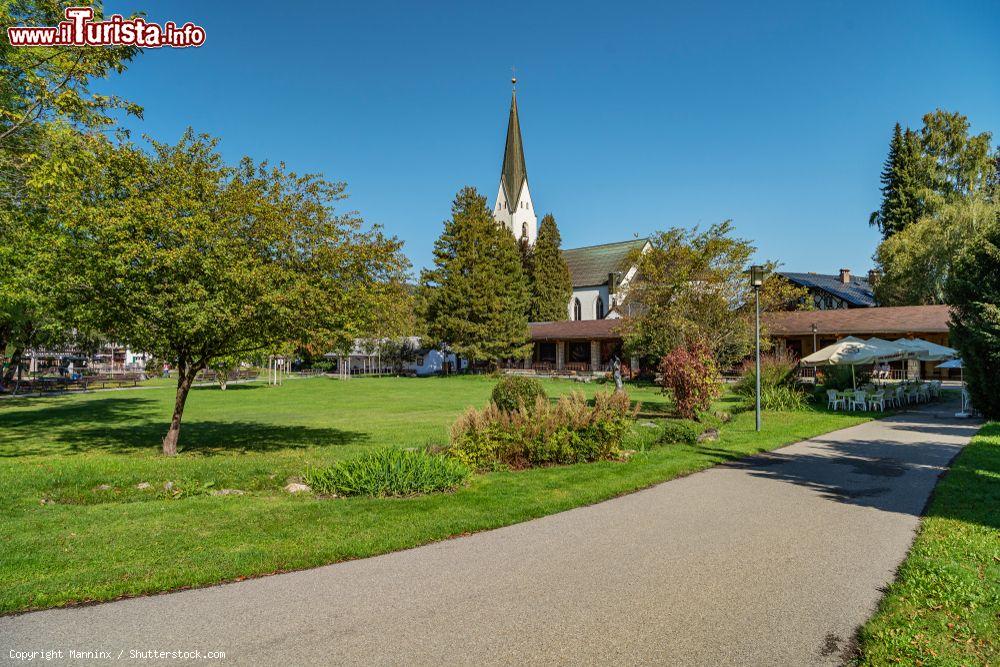 Immagine La chiesa di San Giovanni Battista (Baviera) vista da un parco di Oberstdorf, Germania - © Manninx / Shutterstock.com