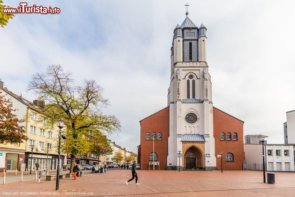 Immagine La chiesa di San Giuseppe a Innstadt-Nord, Dortmund (Germania) - © HildaWeges Photography / Shutterstock.com