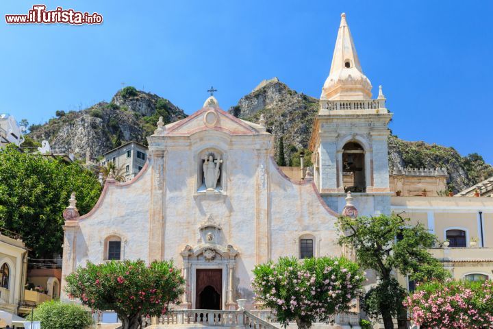 Immagine La chiesa di San Giuseppe a Taormina, Sicilia. Accanto alla torre dell'orologio, in piazza IX° Aprile troneggia maestoso l'edificio religioso dedicato a San Giuseppe. Costruita attorno alla seconda metà del 1600, la chiesa è in stile barocco: ad immettere sul sagrato è una maestosa scala a doppia rampa, l'unica che si può ammirare a Taormina.