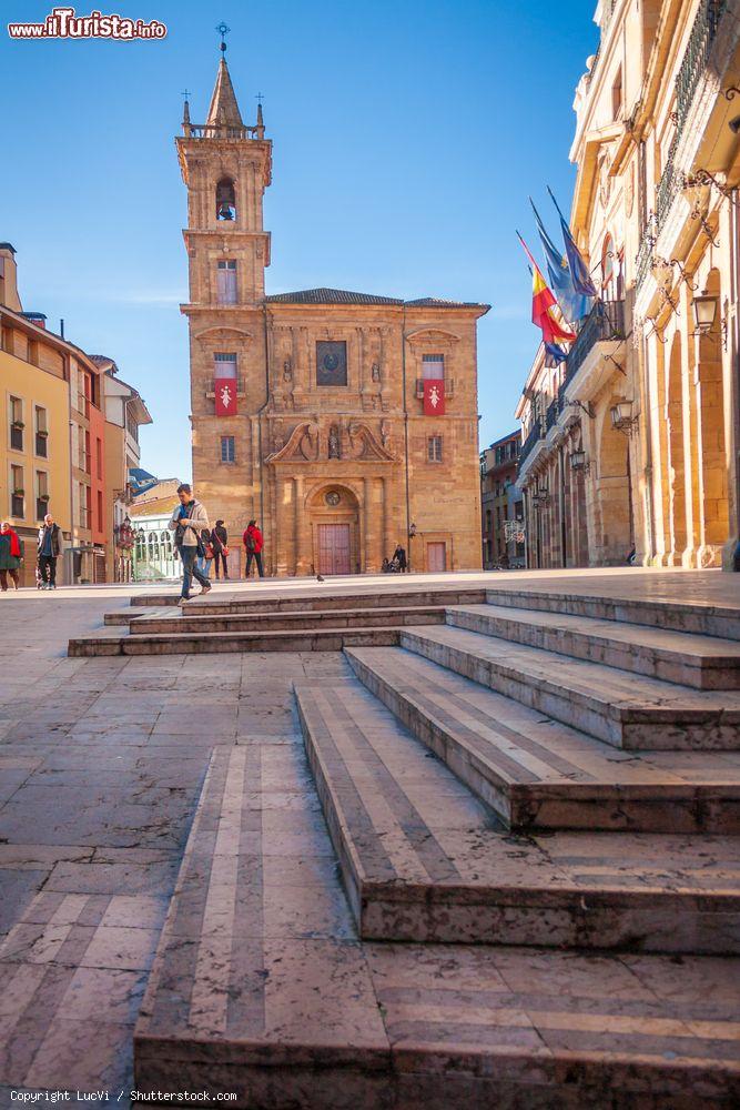 Immagine La chiesa di San Isidoro El Real a Oviedo, Spagna. Sorge a fianco del Municipio cittadino in Plaza de la Constitucion. Fu fondata nel 1576 per volere di Magdalena de Ulloa, vedova di Luis Mendez Quixada, e completata nel 1587 - © LucVi / Shutterstock.com