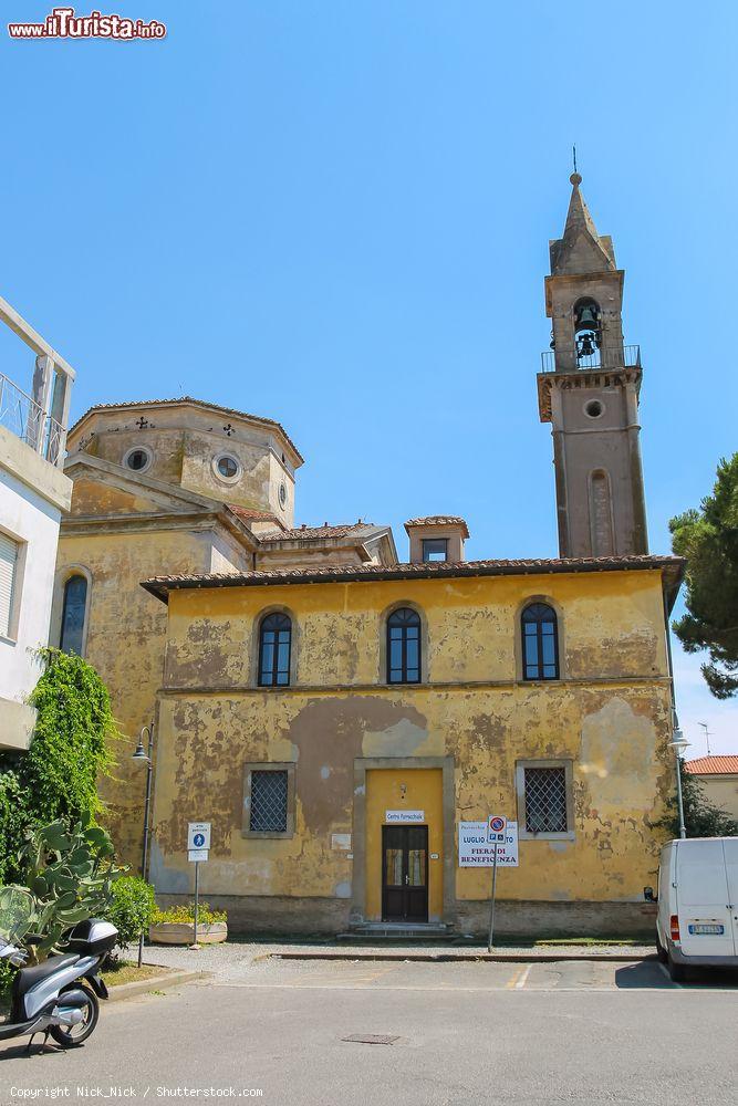 Immagine La chiesa di San Leopoldo Re a Vada con il campanile (Toscana). Venne costruita su progetto di Felice Francolini per volere del granduca Leopoldo II° - © Nick_Nick / Shutterstock.com