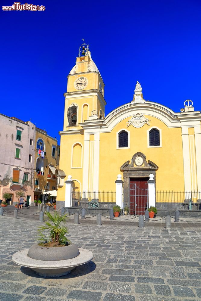 Immagine La chiesa di San Lorenzo nei pressi della Marina Grande sull'isola di Procida, baia di Napoli, Campania.