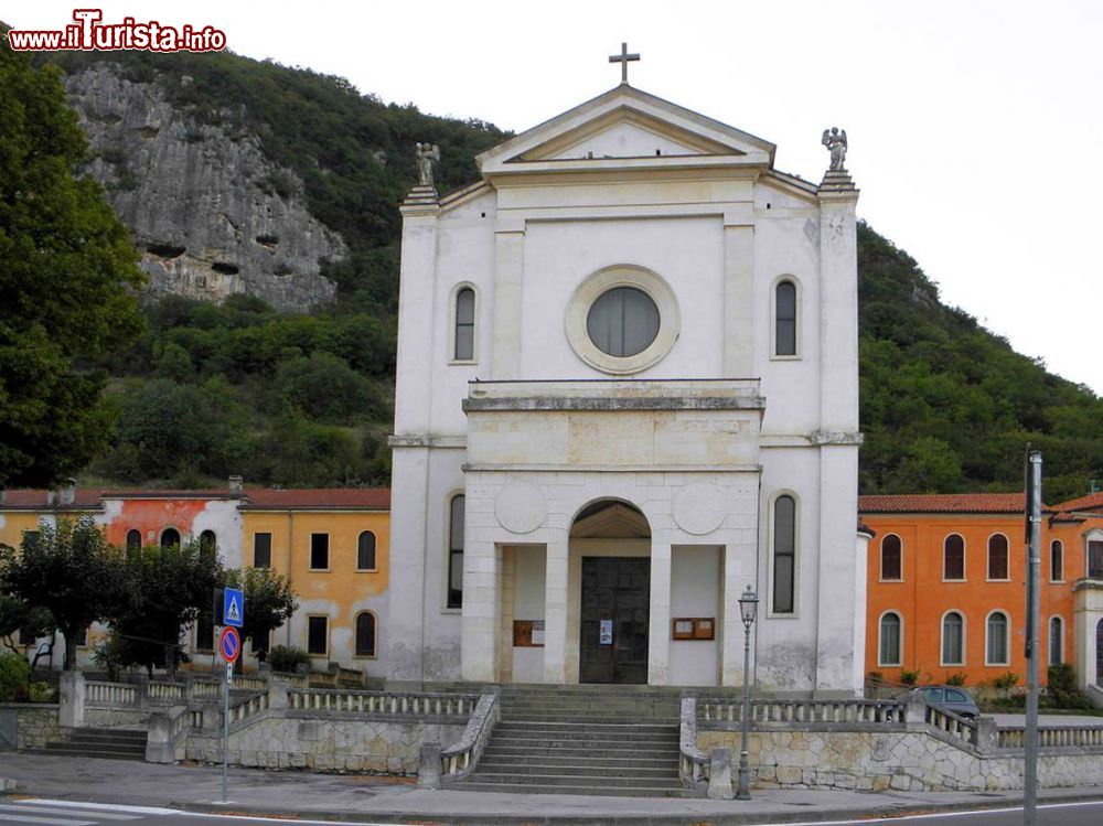 Immagine La chiesa di San Maiolo a Lumignano di Longare in Veneto - © Threecharlie, CC BY-SA 3.0, Wikipedia