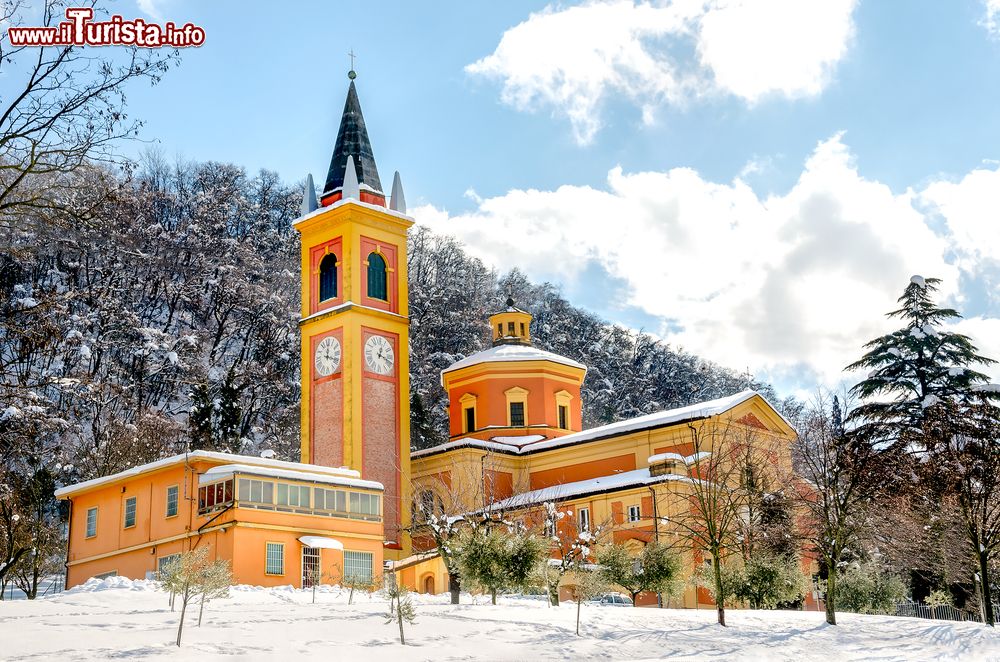 Immagine La Chiesa di San Martino a Casalecchio di Reno dopo una nevicata in inverno