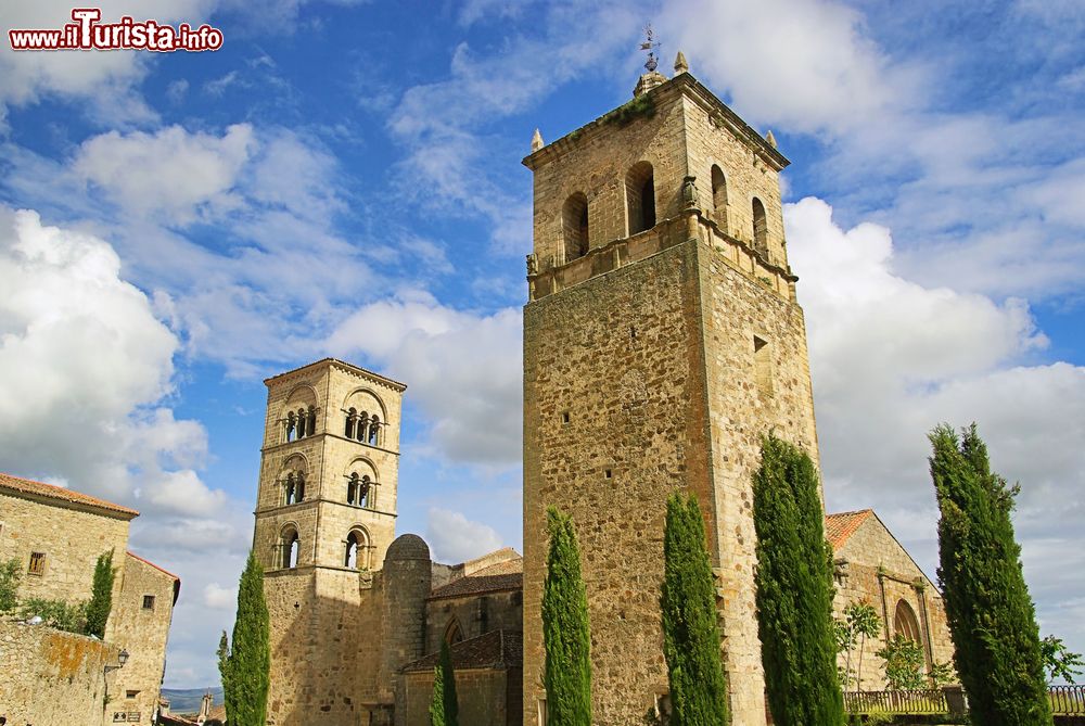 Immagine La chiesa di San Martino a Trujillo, Estremadura, Spagna, vista da un angolo di Plaza Mayor.