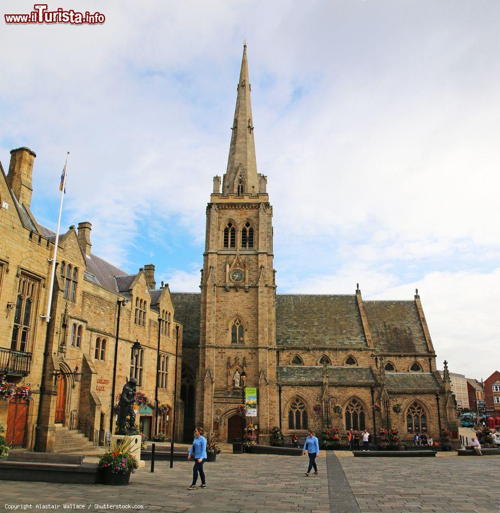 Immagine La chiesa di San Nicola a Market Square, Durham. Austero e sobrio, questo luogo di culto si presenta con una bella torre campanaria che termina con una guglia appuntita - © Alastair Wallace / Shutterstock.com