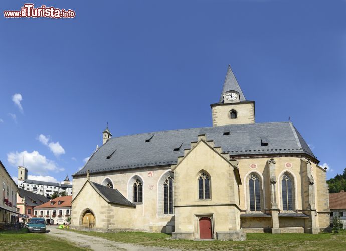 Immagine La chiesa di San Nicola a Rozmberk nad Vltavou, Repubblica Ceca. Nominato per la prima volta in un antico documento risalente al 1271, questo bell'edificio religioso dedicato a St. Nikolaus è stato restaurato in stile gotico verso la metà del Quattrocento