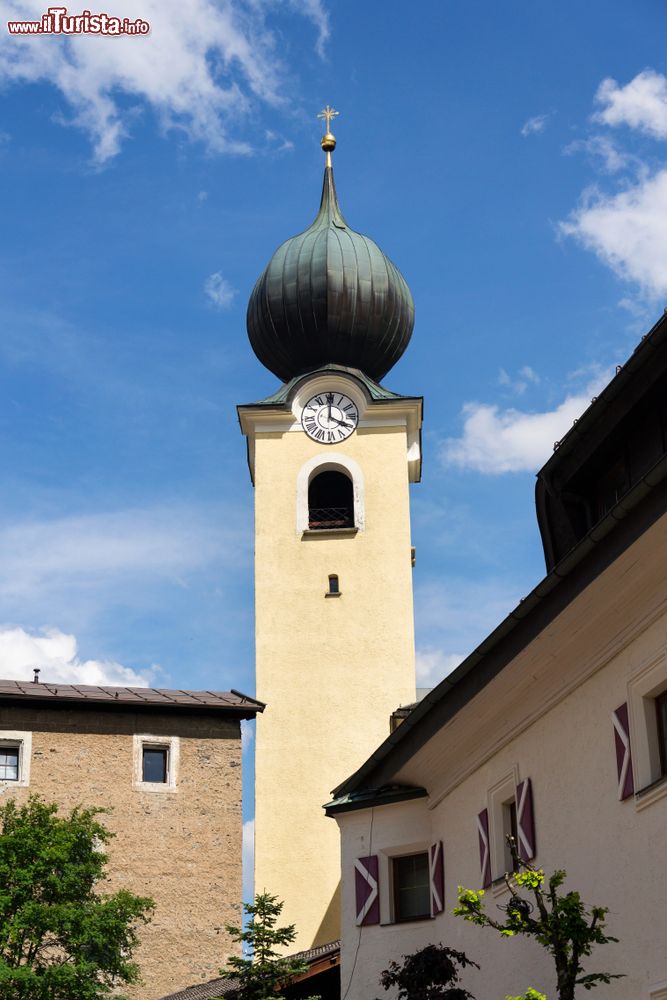 Immagine La chiesa di San Nicola e San Bartolomeo a Saalbach, Austria, con il campanile a bulbo.