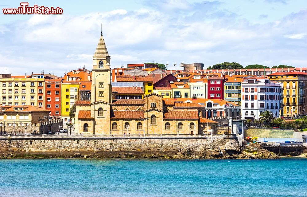 Immagine La chiesa di San Pedro a Gijon vista dal mare, Spagna.