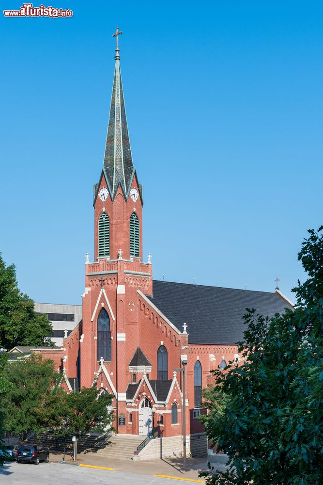 Immagine La chiesa di San Pietro a Jefferson City, Missouri, USA, in una giornata di sole.