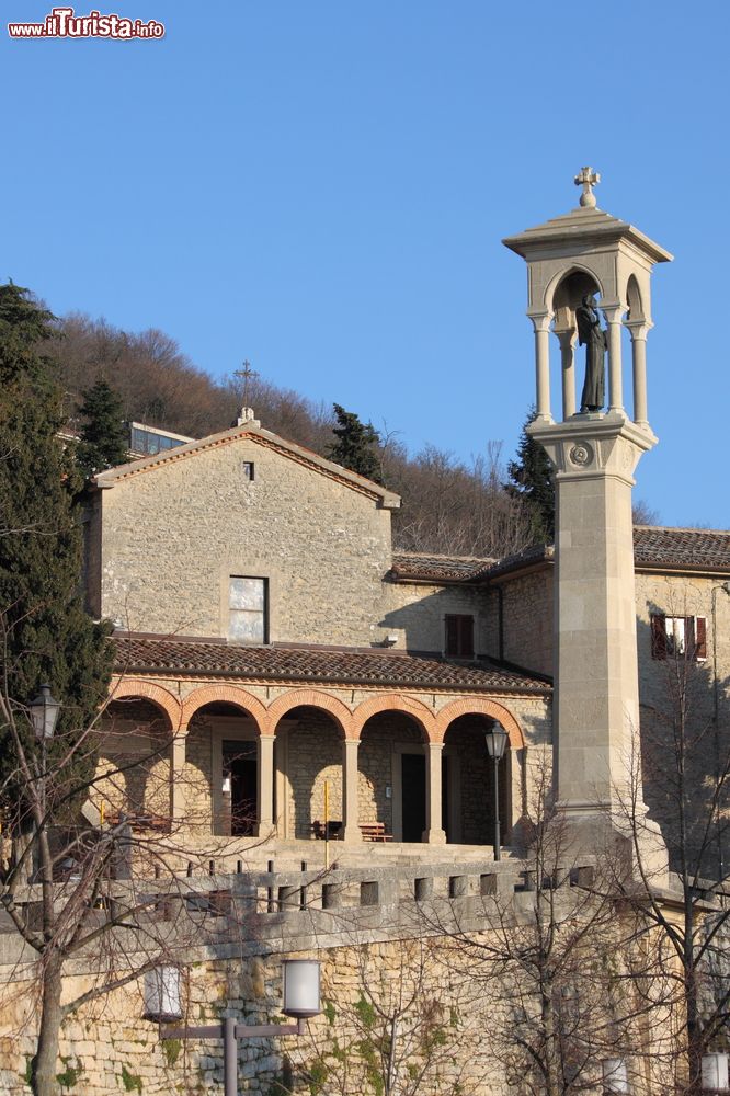 Immagine La chiesa di San Quirino nella Repubblica di San Marino. Costruita attorno al 1550 su un'antica cappella dedicata a San Quirino, questa chiesetta francescana venne consacrata nel 1709. Sotto il porticato Garibaldi sciolse la sua legione.