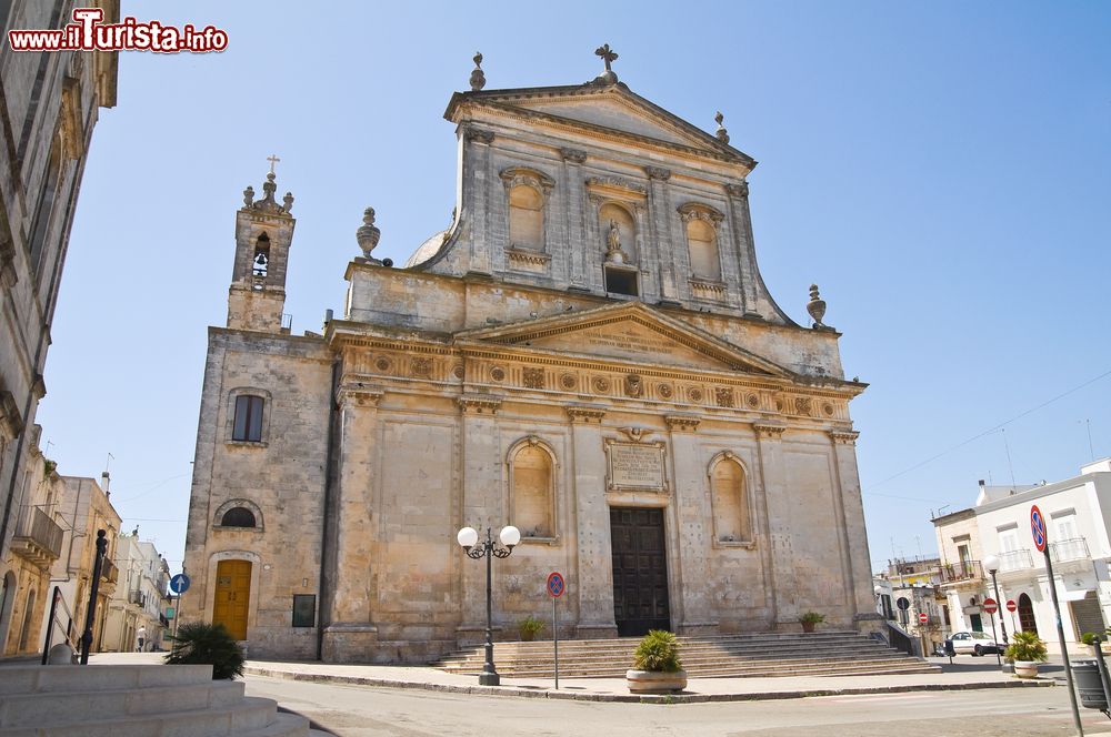 Immagine La chiesa di San Rocco a Ceglie Messapica in Salento (Puglia). Fu costruito sul punto più alto di una collina dove sorgeva una chiesetta edificata attorno al XVI° secolo intitolata al santo di Montpellier.