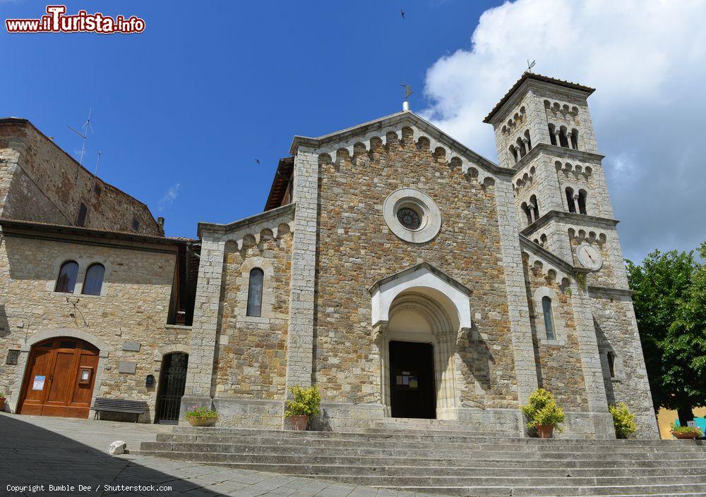 Immagine La chiesa di San Salvatore a Castellina in Chianti, Toscana. Questo edificio di origine medievale ha strutture moderne in stile neoromanico - © Bumble Dee / Shutterstock.com