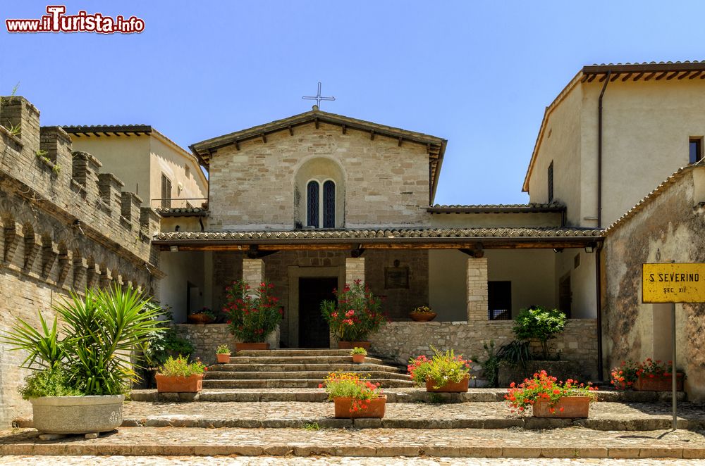 Immagine La chiesa di San Severino a Spello, Umbria. Costruita sul luogo fortificato della città nel VI° secolo, questo edificio religioso è il più antico della città. Sorge nei pressi della rocca medievale e al suo interno ospita un affresco del XV° secolo con San Michele Arcangelo.