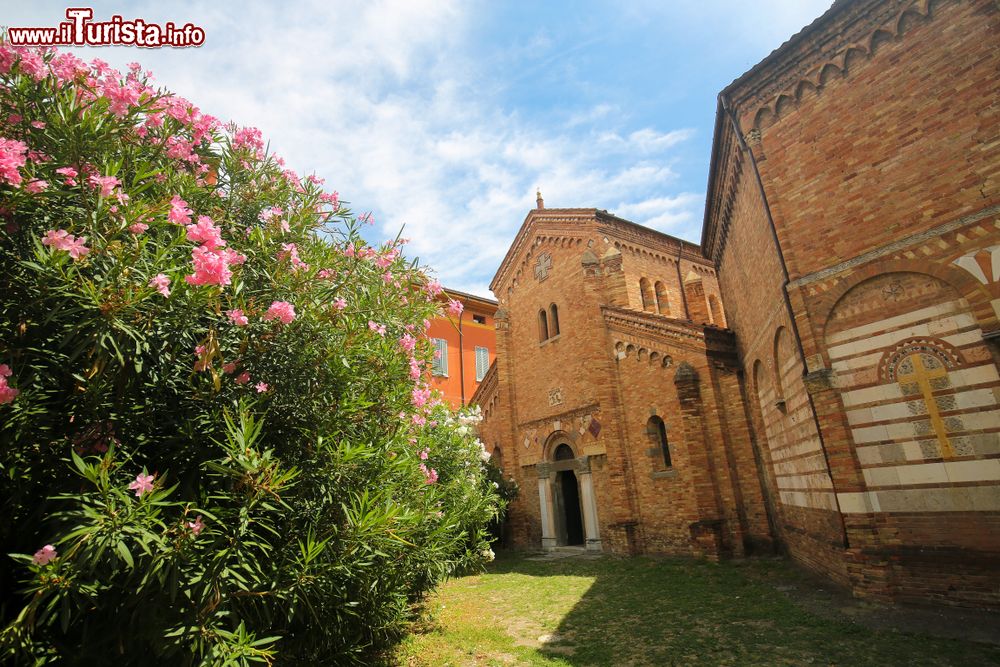 Immagine La chiesa di San Vitale e Agricola a Bologna, Emilia-Romagna. Consacrato nel 1641, questo edificio di culto accoglie al suo interno dipinti, sculture e un bell'irgano a canne.