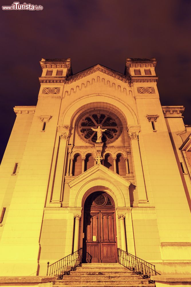 Immagine La chiesa di Sanit-Etienne illuminata di sera, Auvergne-Rhone-Alpes, Francia.