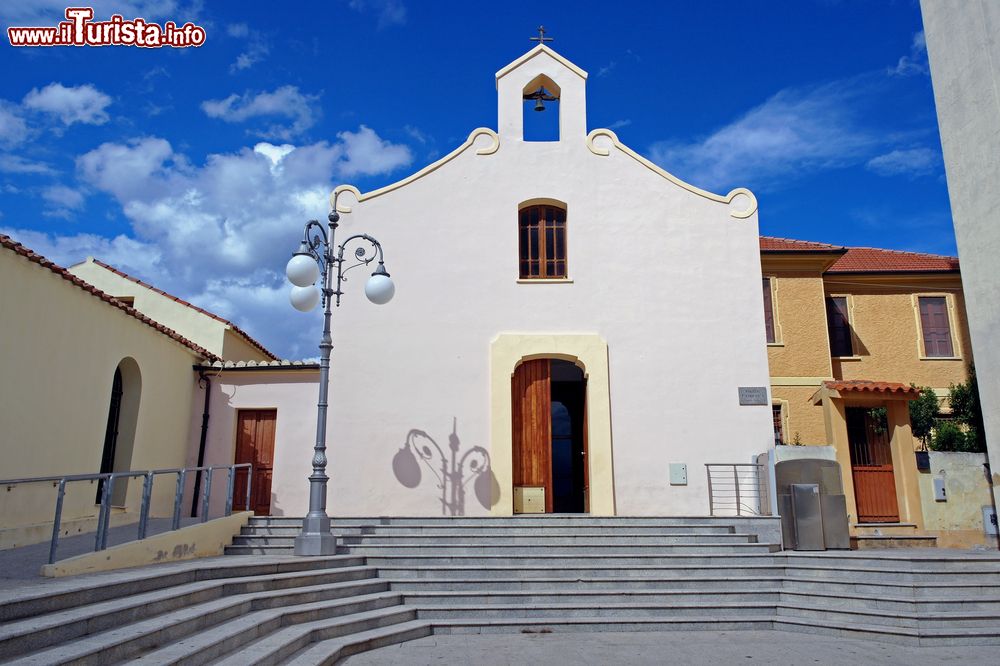 Immagine La chiesa di Santa Caterina d'Alessandria a Villaputzu, Sardegna. Si accede all'ingresso tramite una scalinata.