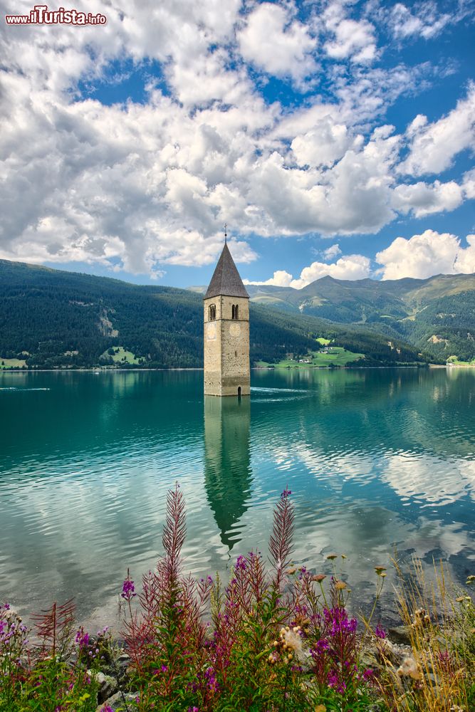 Immagine La chiesa di Santa Caterina è sommersa dal lago Resia. Emerge solo il campanile simbolo di Curon Venosta, provincia di Bolzano.