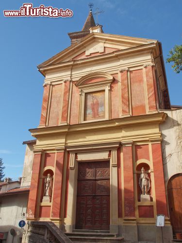Immagine La chiesa di Santa Croce è uno dei tanti edifici religiosi della città di Rivoli in Piemonte- © Claudio Divizia / Shutterstock.com