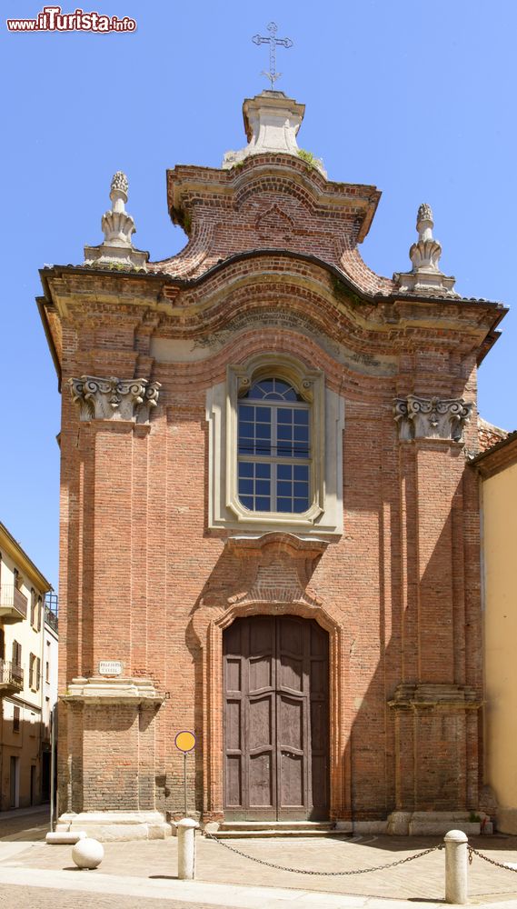 Immagine La chiesa di Santa Lucia ad Alessandria, Piemonte. Edificata fra il 1751 e il 1759, sorge sull'omonima piazzetta nel centro cittadino. Ogni anno, nella ricorrenza di Santa Lucia, la chiesa ospita eventi di carattere benefico e la piazza si anima di bancarelle di dolci.