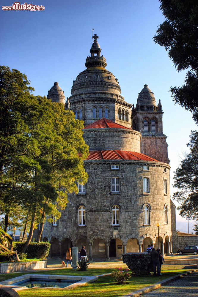 Immagine La chiesa di Santa Luzia a Viana do Castelo, Portogallo. Questa basilica costruita in stile neobizantino è preceduta da un vasto sagrato e da uan scala monumentale.