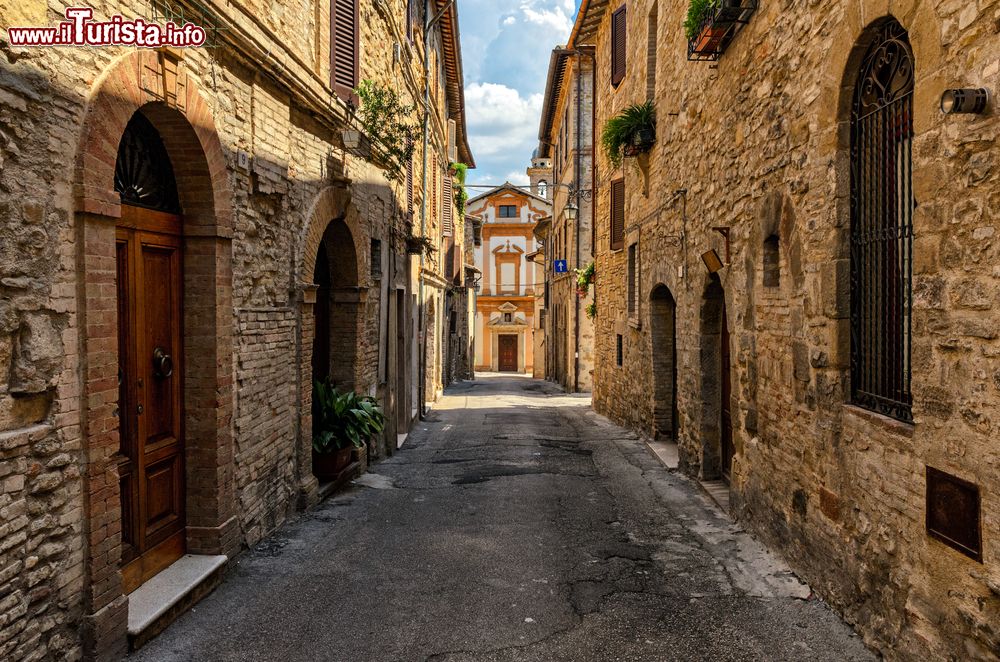 Immagine La chiesa di Santa Margherita a Bevagna, Umbria, Italia. Fondata nel 1271 da Margherita di Taddeo da Bevagna, fu rifatta completamente nel XVII° secolo. All'interno sono conservate due pale e un dipinto di grande pregio.