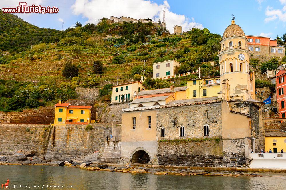 Immagine La chiesa di Santa Margherita d'Antiochia a Vernazza, La Spezia, Liguria. Dedicata alla patrona del paese, fu costruita a partire dal 1318 - © Anton_Ivanov / Shutterstock.com