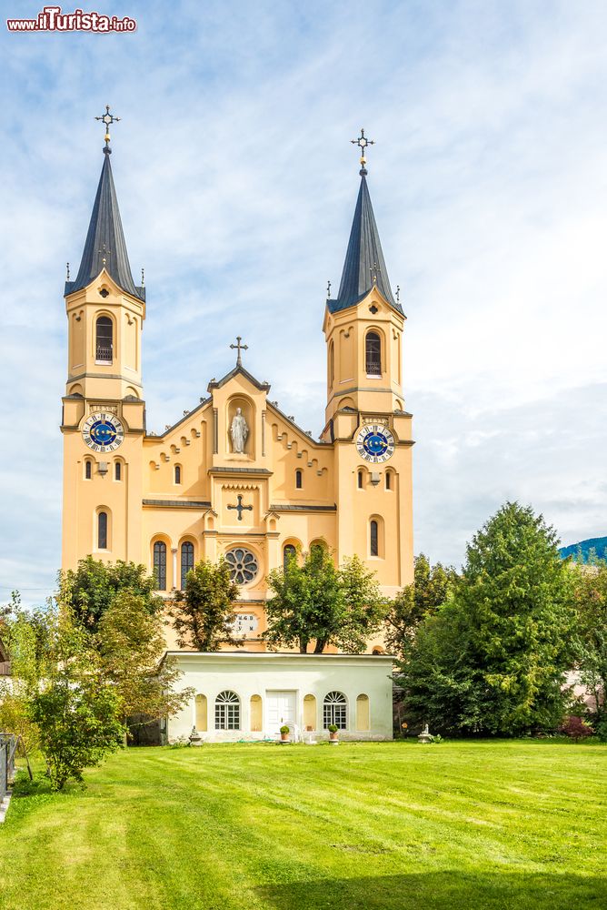 Immagine La chiesa di Santa Maria Assunta a Brunico, Trentino Alto Adige. Eretta dove nel XIII° secolo esisteva già una piccola cappella, la chiesa venne ingrandita e riedificata in stile gotico nel 1515.