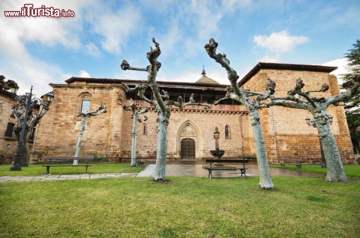 Immagine La chiesa di Santa Maria la Mayor a Ezcaray, Spagna - Fotografata in una giornata di pioggia, la bella chiesa di questo borgo spagnolo si presenta con uno stile architettonico gotico aragonese, unico nella regione. A prima vista l'edificio religioso, che dal XII° secolo sovrasta con maestosità i tetti delle abitazioni limitrofe, appare come una fortezza medievale per via dei torrioni a forma cilindrica che si innalzano ai quattro angoli. E' stato dichiarato monumento storico artistico © David Herraez Calzada / Shutterstock.com