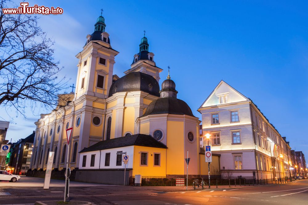 Immagine La chiesa di Sant'Andrea a Dusseldorf, Germania. Andreaskirche è una suggestiva chiesa in stile barocco realizzata fra il 1622 e il 1629: al suo interno si possono ammirare le statue degli apostoli e l'organo settecentesco.