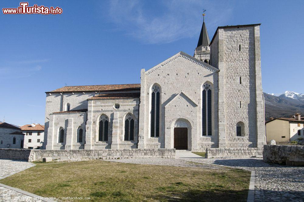 Immagine La chiesa di Sant'Andrea Apostolo a Venzone, Udine, Friuli Venezia Giulia. Costruita nei primi anni del Trecento su progetto di Giovanni detto Griglio da Gemona, venne consacrata nell'agosto del 1338 - © Sergio Delle Vedove / Shutterstock.com