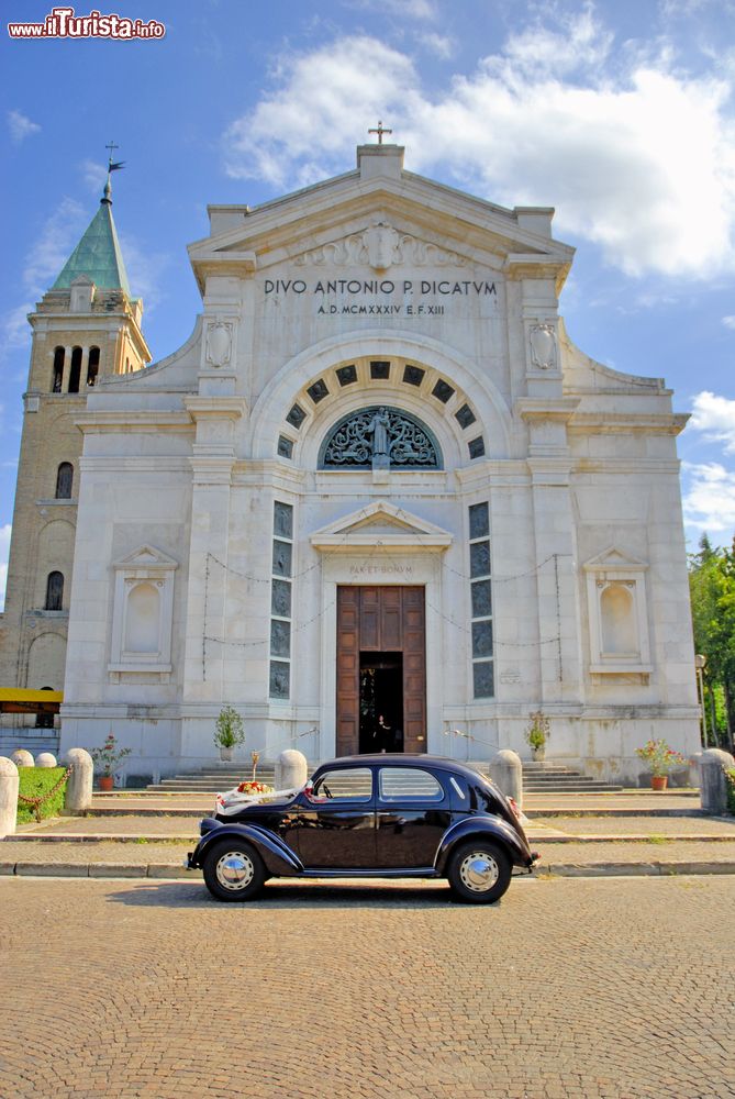 Immagine La Chiesa di Sant'Antonio a Predappio, Emilia-Romagna. Questo grazioso edificio religioso si presenta con impianto a croce latina a 3 navate: le due laterali di dimensioni contenute e quella centrale ampia e voluminosa.