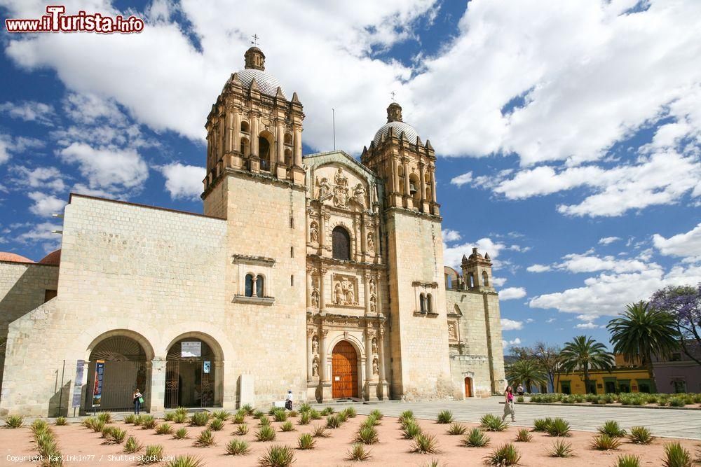 Immagine La chiesa di Santo Domingo de Guzman a Oaxaca, Messico, con gente a passeggio. Si tratta di uno dei più impressionanti esempi di barocco locale: iniziata nel 1555, la sua costruzione si è conclusa due secoli più tardi - © Kartinkin77 / Shutterstock.com