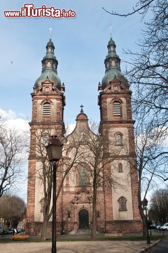 Immagine La chiesa di St. Fridolin a Mulhouse, Alsazia, Francia. Con i suoi tre campanili è una delle costruzioni religiose neobarocche più importanti della Francia - © 257595376 / Shutterstock.com