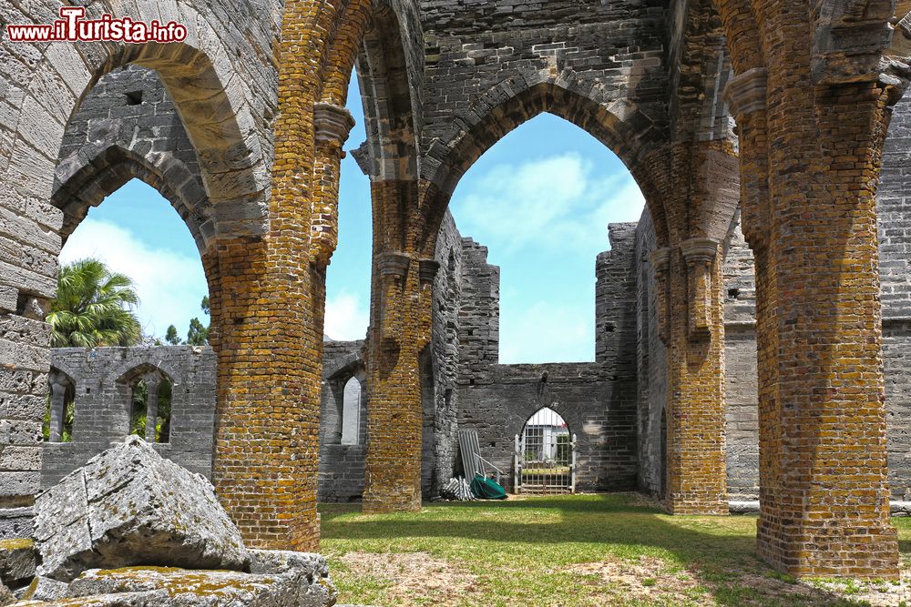 Immagine La Chiesa Incompiuta di St. George's, arcipelago delle Bermuda. Sorge sulla cima di una collina e rappresenta, suo malgrado, uno dei simboli di questo luogo. Costruita per diventare la cattedrale più grande, dopo pochi anni dalla sua ultimazione fu danneggiata da una violenta tempesta. Chiusa al pubblico per motivi di sicurezza, oggi domina il panorama di St.George's richiamando l'architettura scozzese.