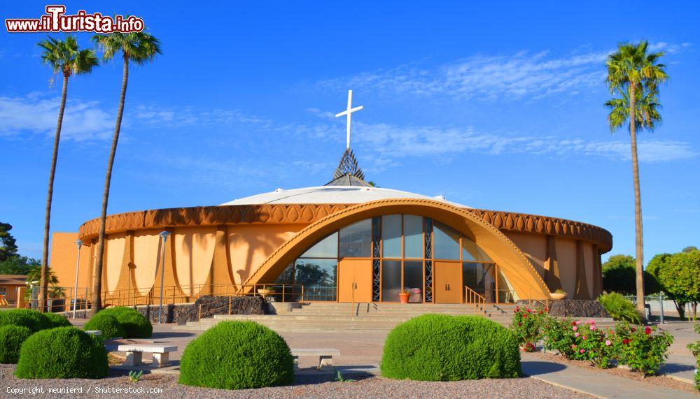 Immagine La chiesa Living Word Bible Fellowship a Scottsdale, Arizona (USA). Si tratta di un gruppo di chiese cristiane situate nelgi Stati Uniti, in Canada e in Brasile - © meunierd / Shutterstock.com