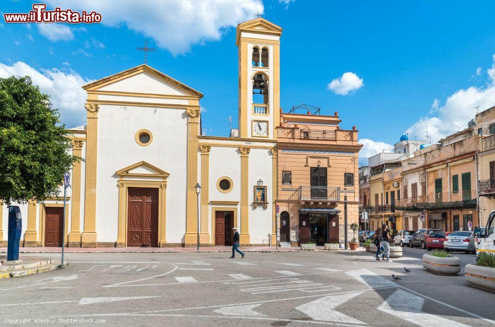 Immagine La Chiesa Madre di Isola delle Femmine in piazza Umberto in Sicilia - © elesi / Shutterstock.com