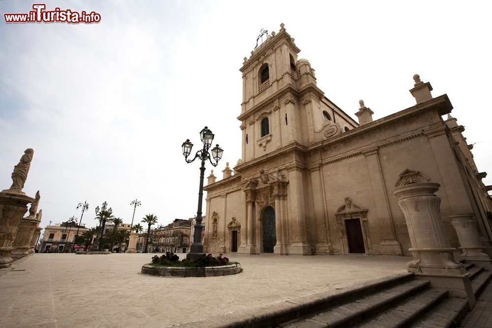 Immagine La chiesa madre di San Sebastiano a Avola, Sicilia. Dedicato in precedenza a San Nicolò di Mira, questo edificio religioso sorge su un'area rettangolare accanto alla grande piazza intitolata a Umberto I°.