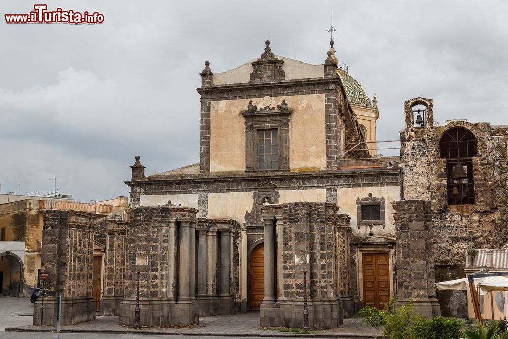 Immagine La chiesa Madre nel centro storico di Adrano, Sicilia. Nel 1997 il campanile, fatto erigere alla fine del XIX° secolo su richiesta del prevosto Salvatore Petronio Russo, venne fatto demolire.