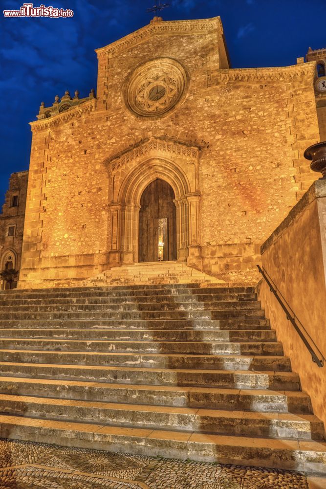 Immagine La Chiesa Matrice di Costunaci, provincia di Trapani, Sicilia,  fotografarta alla sera